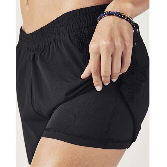 Fabletics Cynthia Shorts Women’s Size Medium Black Lace Trim Side Lined 3" - Picture 3 of 8